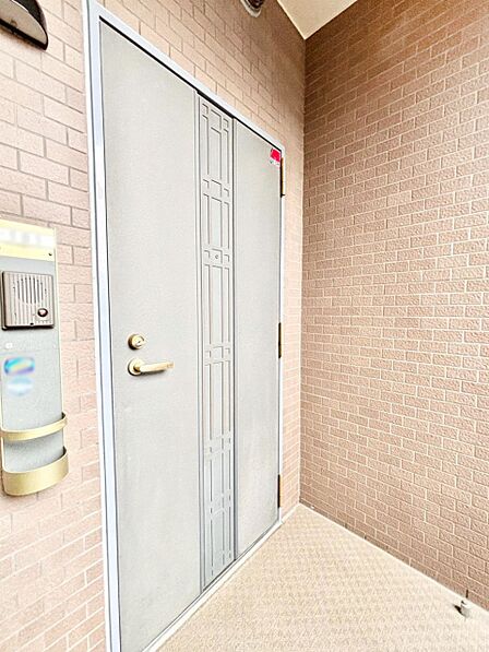 シンプルで落ち着いた雰囲気の玄関でご家族やお客様をお出迎え！