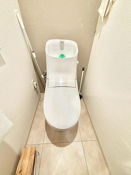 明るく清潔感のあるトイレです。
