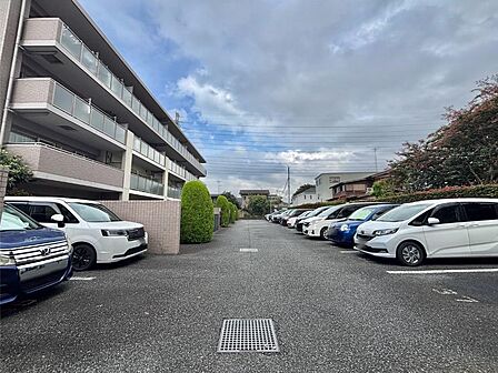 外観 敷地内に駐車場施設