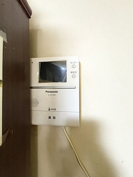 訪問者が一目でわかる安心のTVモニター付きインターホン。