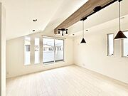 明るい陽光が注ぎ、寛ぎの雰囲気に満たされるダイニング。 