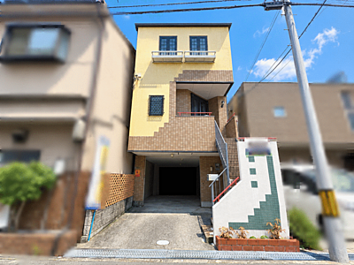 外観:愛車を守るシャッター付駐車場付きの鉄骨造一戸建。駐車3台可能。前面道路スッキリ広い約6mの公道で車庫入れラクラクです。周辺には買い物施設も多数点在、生活便に富んだ立地です。 外観:愛車を守るシャッター付駐車場付きの鉄骨造一戸建。駐車3台可能。前面道路スッキリ広い約6mの公道で車庫入れラクラクです。周辺には買い物施設も多数点在、生活便に富んだ立地です。