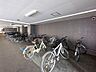 その他：【駐輪場】屋内にしっかりと整備された使い勝手の良い駐輪場。大切な自転車を雨や雪から守り、日々の通勤・通学やちょっとしたお買い物へのフットワークを快適にサポートします。