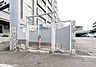 その他：【ダストピット】敷地内に設置された頑丈なフェンス付きの専用ゴミ集積所。ネットや扉でしっかりと囲われているため、カラスや小動物による荒らしを防ぎ、衛生的な環境をしっかりと維持することができます。