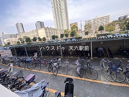 敷地内に駐輪場を完備。周辺は開放感があり、都心部でも落ち着いた住環境です