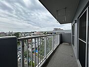 南面にあるバルコニーは日当り良好！2部屋から出ることが可能で、広さも十分あり、雨の日が続いても一気に干せます