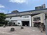 周辺：検見川浜駅まで　1280m　徒歩約16分●相対式ホーム2面2線を有する高架駅。改札内コンコース - ホーム間にはエスカレーターとエレベーター、トイレもございます。