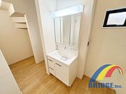 朝の身支度が快適な独立洗面台♪裏は収納になっており、お化粧道具もすっきり収納が出来ます！