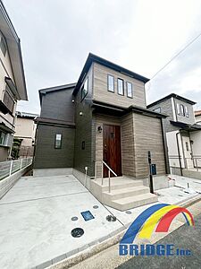 外観:駐車1台可能で、主寝室に嬉しいWIC完備の4LDK。 その他ホール収納、ファミクロ付き。 また教育施設が徒歩圏で住みやすい子育てしやすい環境です。 外観:駐車1台可能で、主寝室に嬉しいWIC完備の4LDK。 その他ホール収納、ファミクロ付き。 また教育施設が徒歩圏で住みやすい子育てしやすい環境です。