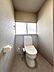 トイレ：【リフォーム済】トイレはジャニス工業製の温水洗浄付便器に新品交換。天井・壁はクロス貼り換え、床はクッションフロアに張替えました。清潔感のあるトイレに仕上がっています。