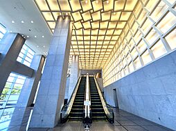 モダンな照明と広々とした空間が魅力のエントランスホール。