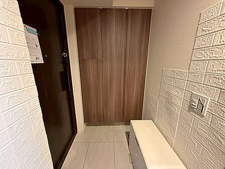 家の顔の玄関は落ち着いた雰囲気で収納も豊富にあります!