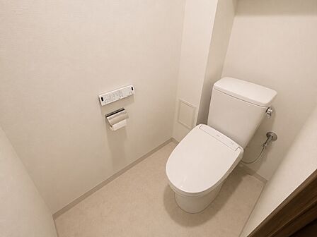 トイレには快適な温水洗浄便座付