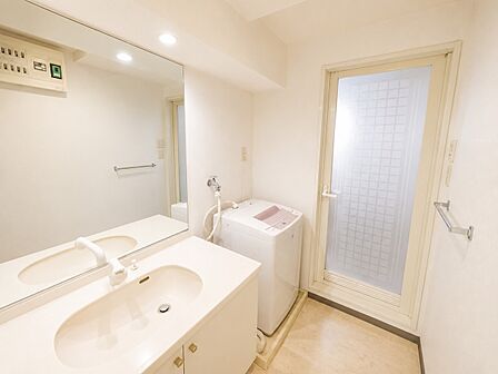脱衣所内全体です。洗濯機置き場もしっかりと用意あり、すっきりとまとまっております!