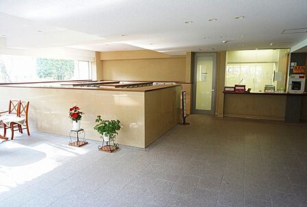 広々としたエントランスには管理人室が併設され、24時間有人管理体制で安心・安全な暮らしをサポート。明るく開放的な空間で、毎日の帰宅時も気持ちよくお過ごしいただけます。