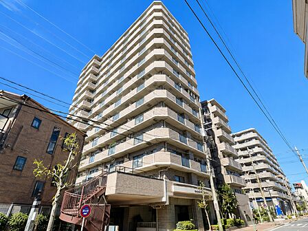 北綾瀬駅徒歩8分。駅からは明るい道のりで帰宅でき、夜遅い時間でも安心感があります。