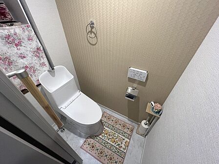 清潔感のある落ち着いたトイレ空間。温水洗浄機能・暖房便座を備え、毎日快適にお使いいただけます。