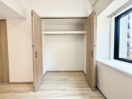 丈の長い洋服も掛けられ収納力のあるクローゼットです。