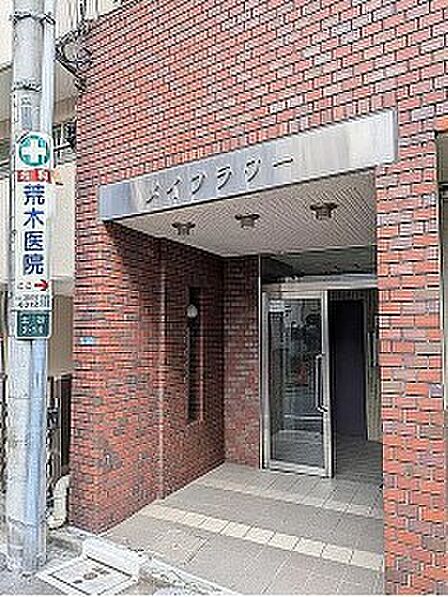 住まう人を温かく迎えてくれるレンガ造りのエントランス。