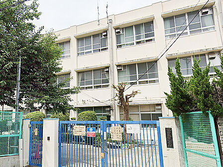 【堺市立市小学校まで徒歩7分(約560m)】毎日の通学も負担が少なく済みそうな距離です。学校教育目標は「「自ら考え 人とかかわり 行動する子」の育成」などが掲げられています。