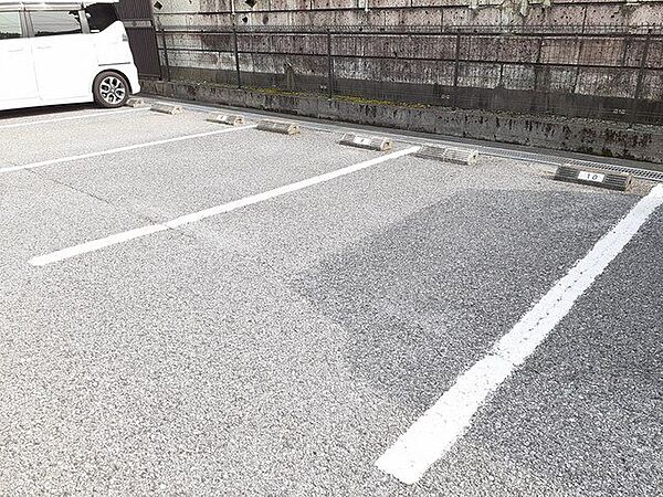 画像13:駐車場