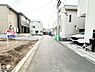 外観：前面道路です。住宅地につき落ち着いた新生活を始められそうです。