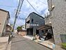 外観：前面道路を含めた現地写真です。