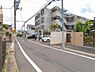 外観：前面道路を含めた現地写真です。