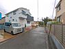 外観：前面道路を含めた現地写真です。
