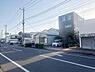 外観：前面道路を含めた現地写真です。