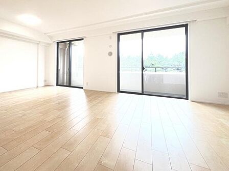 家族団らんの場所としてゆったりと居心地の良いリビングです。