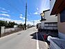 外観：前面道路を含めた現地写真です。