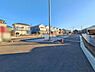外観：前面道路を含めた現地写真です。