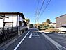 外観：前面道路を含めた現地写真です。