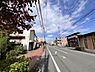 外観：前面道路を含めた現地写真です。