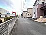 外観：前面道路を含めた現地写真です。