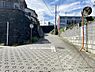 外観：前面道路を含めた現地写真です。