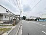 外観：前面道路を含めた現地写真です。