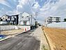 外観：前面道路を含めた現地写真です。