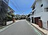 外観：前面道路を含めた現地写真です。