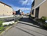 外観：前面道路を含めた現地写真です。