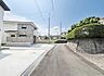 外観：前面道路を含めた現地写真です。