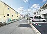 外観：前面道路を含めた現地写真です。