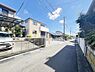 外観：前面道路を含めた現地写真です。
