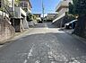 外観：前面道路を含めた現地写真です。