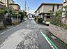 外観：前面道路を含めた現地写真です。
