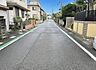 外観：前面道路を含めた現地写真です。