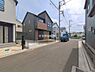 外観：前面道路を含めた現地写真です。