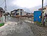 外観：前面道路を含めた現地写真です。
