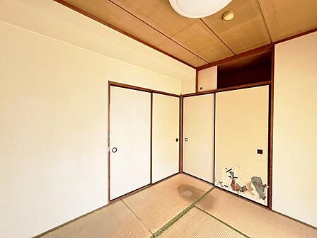 いつでもお部屋をスッキリお使い頂ける収納スペースを設置。